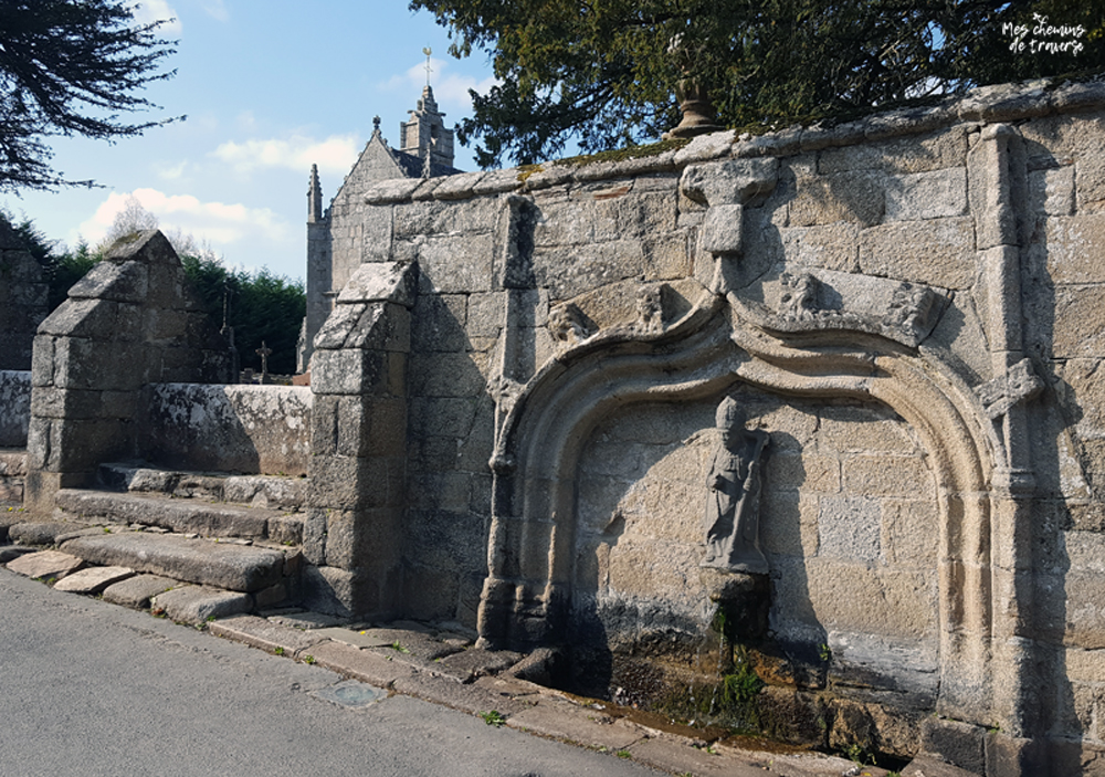 Echaliers et fontaine de l'église Saint Ivy