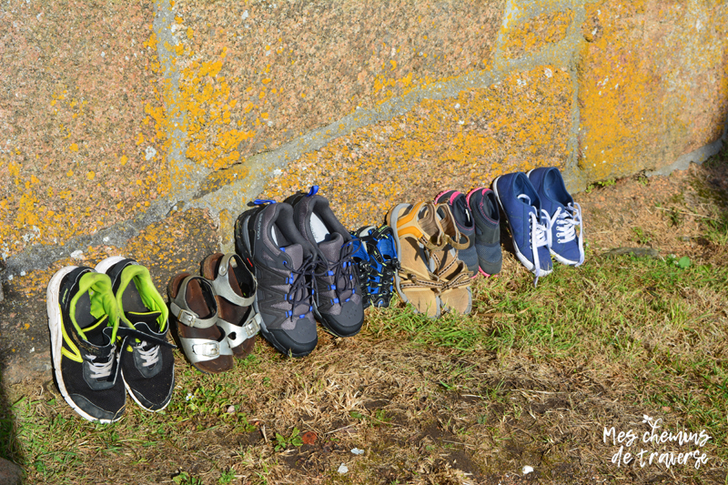 brochette de chaussures qui sèchent au soleil