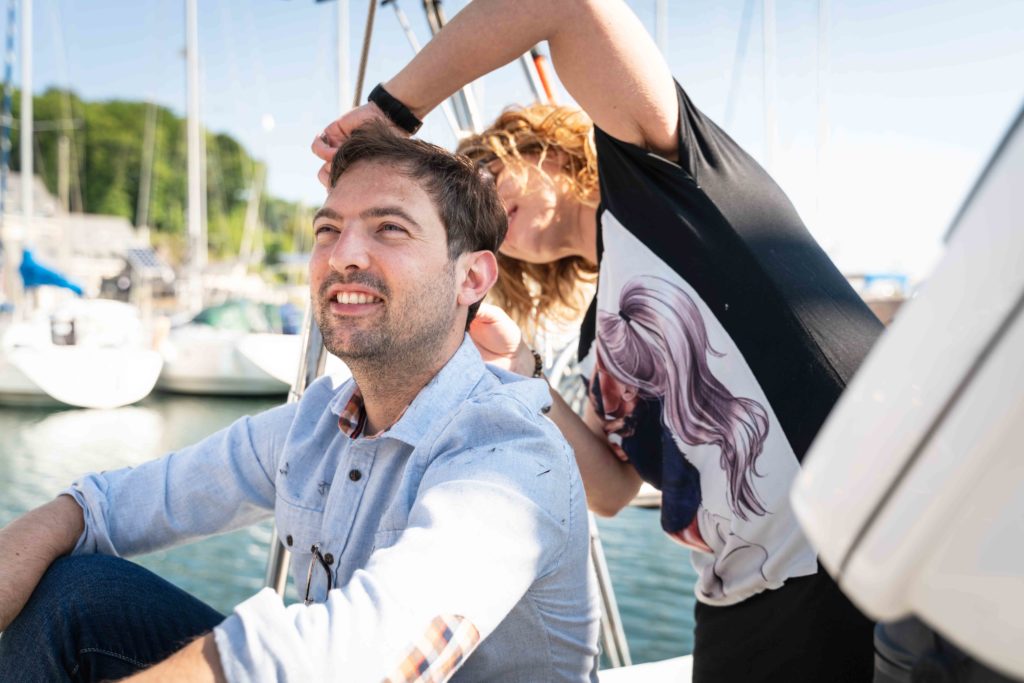 Artisan coiffeur paimpol coiffe le marié sur un bateau